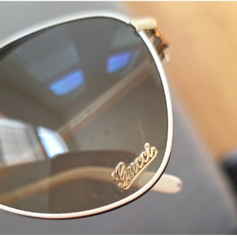Gucci Gold Aviator Sunglasses With Gucci Case And Lense Cloth - Picture 2 of 4